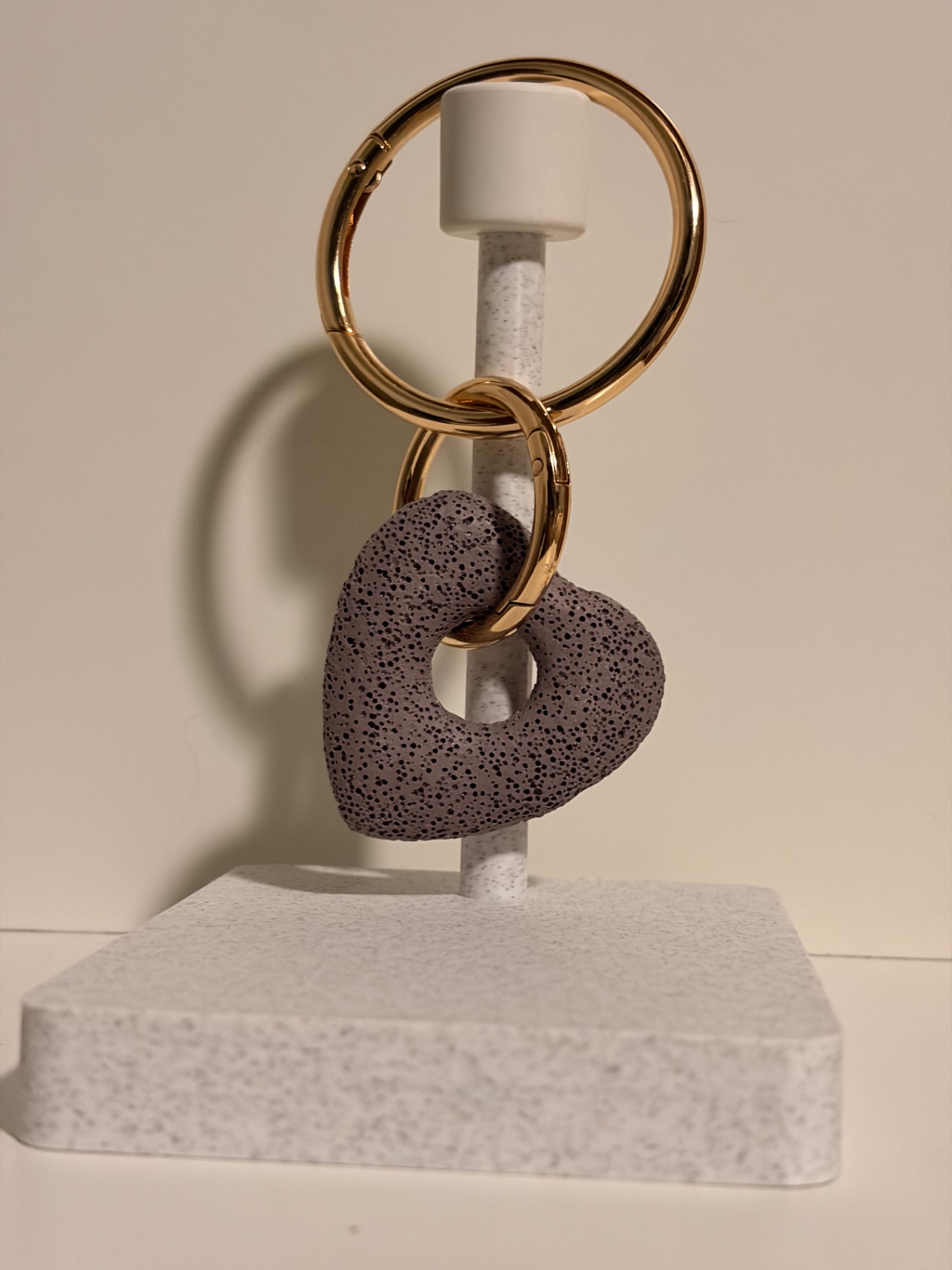 Mine Corazón Lavender en pedestal de exhibición