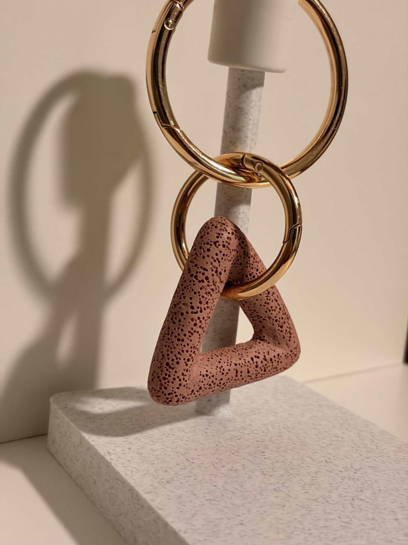 Mine Triángulo Dusty Pink en soporte de exhibición