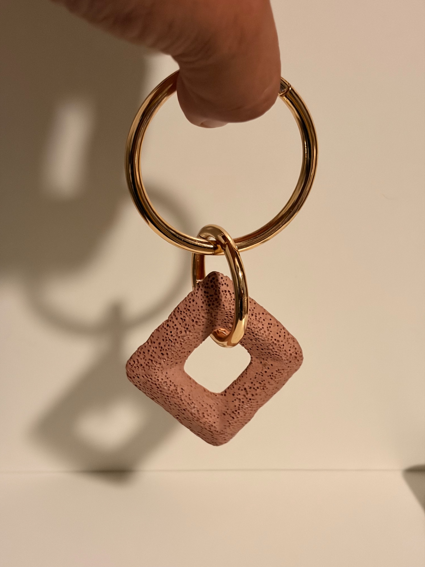 Mine Cuadrado Peach Rose sostenido en mano