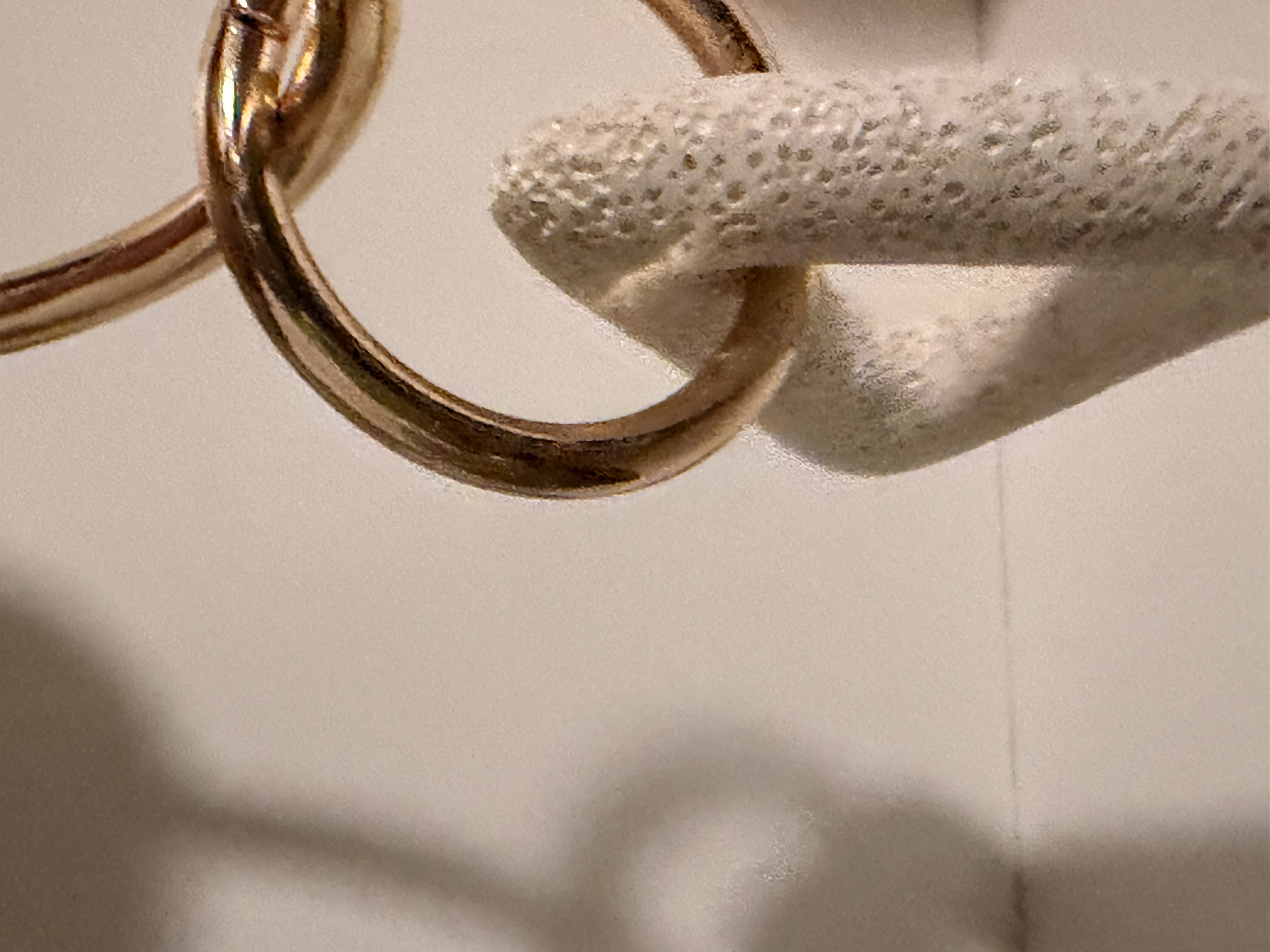 Macro de la textura porosa y el aro Oro Sereno de Mine Triángulo
